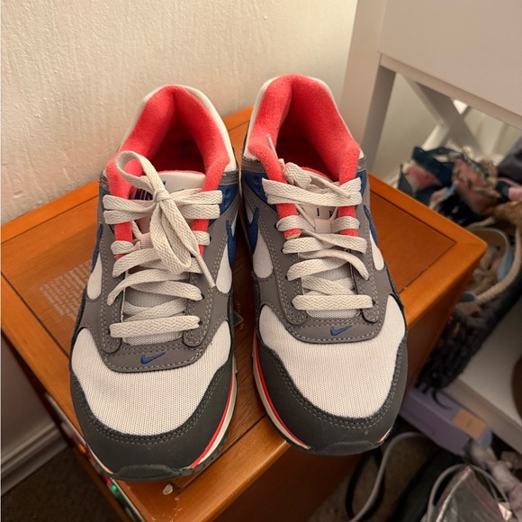 Nike shoe - Picture 2 of 5